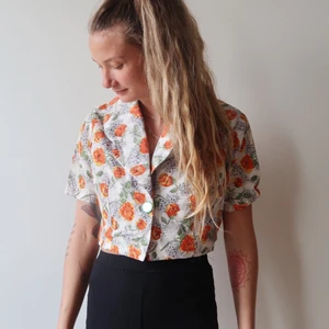 Topp - En knapp saknas. Frakt tillkommer 