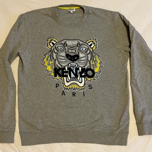 Kenzo tröja (S)  - Väldigt bra skick                                                             säljer den för ja växt ur den ny pris 2200