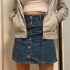 Jeans Kjol  - Blå jeans kjol med knappar och detaljer 