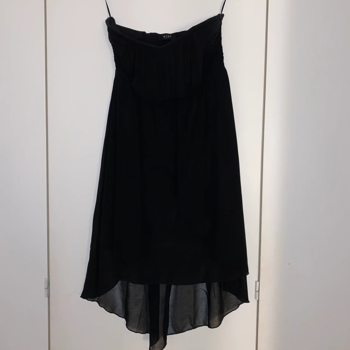 Ärmlös svart klänning