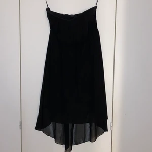 Ärmlös svart klänning - Svart klänning utan ärmar från Vila. Använd ett fåtal gånger men inga skador. Sitter väldigt fint, knäpps med dragkedja och har stretch i ryggen så att den formar sig fint. 