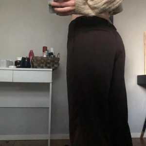 Bruna kostymbyxor  - Superfint skick, bra kvalitet. Aldrig använda, köpta nyskick. Jag är 165 och de är lite långa. Möter upp eller så står köparen för frakt 