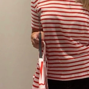 Populär t-shirt - Säljer denna från zara då den inte kommer till användning, använd 1gång ✨❤️storlek L men sitter mer som en S