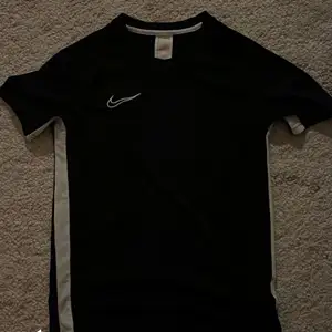 Tränings tröja från Nike i nyskick! Den är i st xxs/xs och den sitter lite tight i passformen