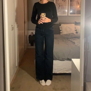 zara Full length jeans  - Säljer mina blåa full length highwaisted jeans dem sitter bra under naveln, dem är en storlek 40, men sitter som 36/38 för dem är tajta, använt fåtal gånger. Är 180 cm så om du är kortare kommer de sitta snyggare vid fötterna.