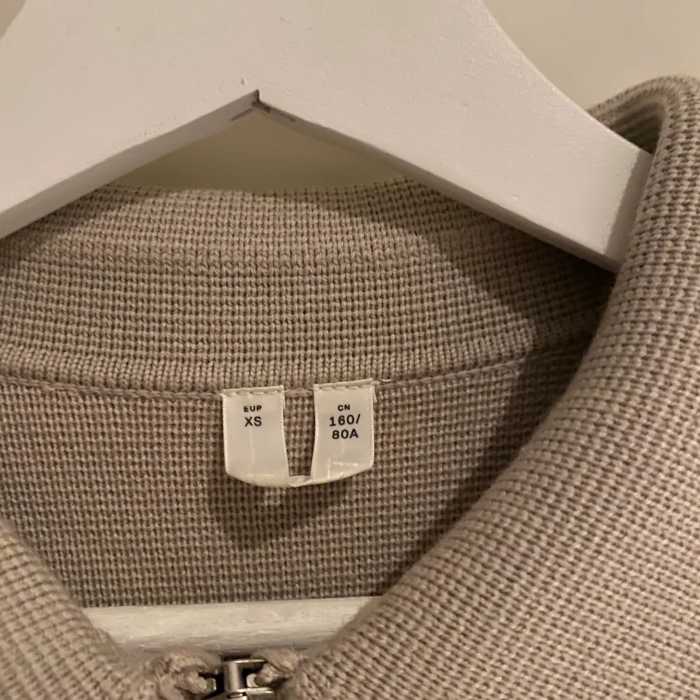 En superfin tröja/jacka från arket😊 köpte den i butik för 1300kr och är i storlek xs❤️. Tröjor & Koftor.