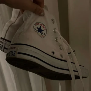 Converse - Snygga vita converse i st 36/36,5. De är använda Max 2-3 gånger annars är de hyfsat nya. Säljer för att de inte kommer till användning mer, priset kan diskuteras🤍🤍 (köpta för 799kr)