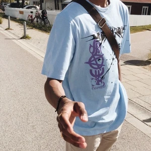 T-shirt från weekday - Fet T-shirt från weekday i storlek L