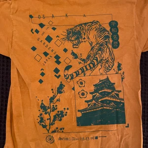 Urban outfitters t-shirt - En riktigt cool t-sjukt från Urban outfitters🔥 st Xs men skulle säga att den snarare är S/M