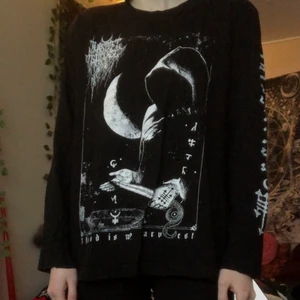 Långärmad tröja  - Svart långärmad (band?)tröja! Coolt tryck ifram och på ena ärmen! Möts i Uppsala eller skickar mot frakt <3