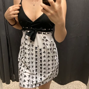 klänning - jättesöt klänning från Lindex i storlek S, säljs inte längre. Passar också XS-M pga har justerbara axlar. Skriv för mer bilder/frågor<3