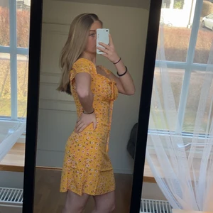 Gul sommarklänning  - Jättefin gul klänning med små rosa blommor på💛💖, perfekt för sommaren. Helt oanvänd då jag råkade köpa dubbla. Bra längd och passform. Leverans kan diskuteras! 