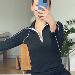 Långärmad tröja med dragkedja  - Riktigt smickrande långärmad tröja från Gina med dragkedja, knappt använt 🖤