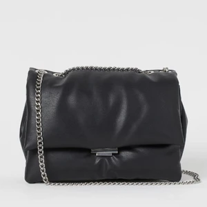 Svart väska från HM - DÅ FLERA ÄR INTRESSERADE HAR JAG STARTAT BUDGIVNING SÅ BUDA PÅ! - Säljer min svarta väska från HM med kedjeband som är mycket rymlig men lagom stor! Tyvärr har den inte kommit till så mycket användning så därför säljer jag den! Som i nyskick, använd 2-3 gånger. Köpt för 300 kr. Skicka privat vid frågor eller för fler bilder💕