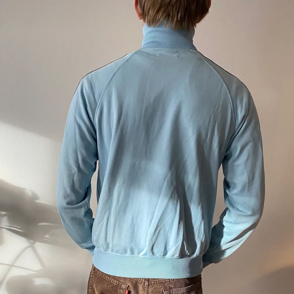 Vintage ljusblå Fred Perry tröja med blixtlås i storlek S. Sparsamt använd. Mycket fint skick.. Hoodies.