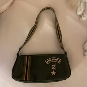 Cool väska - En skitcool väska köpt secondhand för 75kr aldrig använd av mig så säljer för 60kr + frakt på 52kr sammanlagt 112kr annars så kan jag mötas upp i Östersund dagtid<3 kom privat om du har frågor :))