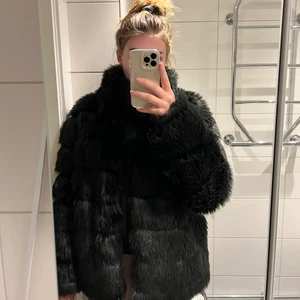 Svart fuskpälsjacka från Nelly - Väl använd jacka i fuskpäls. Köpt på Nelly.com, är i bra skick. 