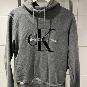 Calvin Klein - Calvin Klein Monogram hoodie. Använd ungefär 10 gånger, men i gott skick. Storlek xs men passar även en s. 