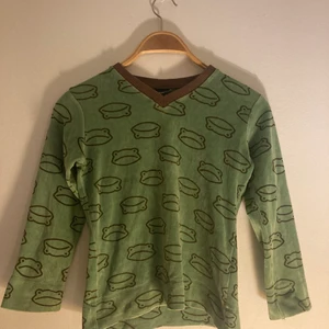 Tröja - Söt tröja. Sitter lite som en magtröja då den är ganska liten. Köpt på secondhand.
