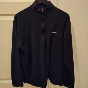 Svart fleece tröja - Säljer en varm och skön fleece tröja med dragkedja i bra skick. Knappt använd och passar både tjejer och killar. Storleken är XL men jag tycker den passar M-L med beroende på om man gillar over size eller inte. Touch 9 är loggan på tröjan. Swish eller PayPal som betalningsmedel och köparen står för frakten. 