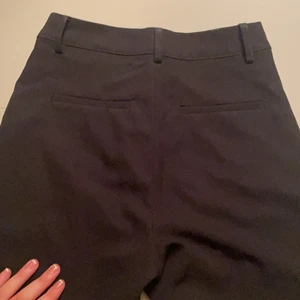 Bikbok kostymbyxor stl 34 - Använt typ 1 gång skit snygga tyvärr passar dom inte längre och de är därför ja säljer dom. Ordinarie pris 499 kr