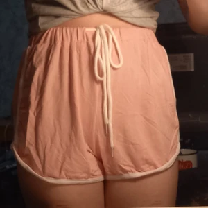 Basic shorts - Ett par rosa shorts från shein, säljer dessa för jag har aldrig använt dom och så är som lite förstora för mig. Skriv för föer bilder eller om du är intresserad:)
