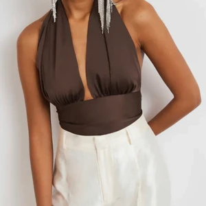 Fin topp från Gina  - En väldigt fin brun topp från Gina. Använd 1 gång. Nypris 300kr säljer för 200 frakten ingår. Storlek 40 