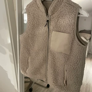 Teddy väst  - Teddy väst, knappt använd från ONLY i storlek S
