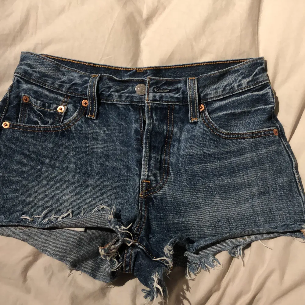 Fina levis 501 shorts som är varsamt använda och inga slitage. Storlek 25 så passar XS ungefär. Köpta för 500 på zalando. Säljer pga att dom är för små💓. Shorts.