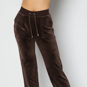 Juicy Couture byxor - Som nya. Inga fel på de. E 174 säljer pga de e 3 cm korta typ❤️ XS kan också passa S. Så fina! Nästan slutsålda överallt. Kan mötas upp i göteborg eller frakta men det ingår inte frakt❤️ Högst bud får de 