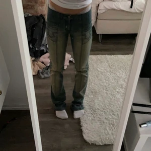 Lågmidjade jeans  - Sjukt snygga lågmidjade jeans men jätte snygg tvätt och detaljer, näste tyvärr sälja då de inte passar mig! Midja 78, grenhöjd 19, innerbenslängd 84. 