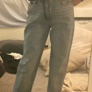 Jeans i bra skick❤️ - Ett jätte fina par byxor från Gina. Har haft dem i nästan en vecka aldrig andvänt dock. Dem ser mycket finare ut i verkligheten. Har tyvärr inte kommit till användning för dem var lite för stora❤️ säljs för 500 köpt dem för 600 kr priset kan diskutera.