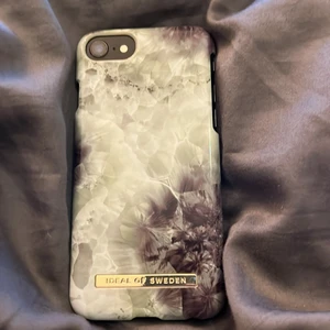 Mobilskal iPhone 8  - Ett snyggt grönt mobilskal, olika gröna färger. Använt i kanske ett halvår. Älskar det men har en annan mobil så kan inte ha det.. men hoppas du vill ha det! 