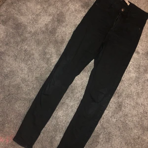 Svarta jeans strl S - Fina svarta jeans, bra passform, inga fläckar eller lösa trådar.  !Djur finns i hemmet! 