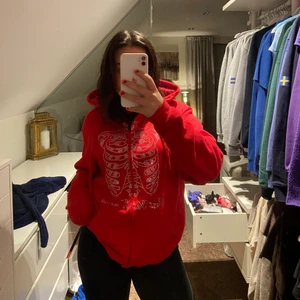 Röd Rhinestone zip hoodie🥰 - Säljer denna tvär snygga kofta som är köpt från bestyettocome på Instagram, men den kommer till för lite användning därav att ja säljer den. Toppenskick med alla stenar kvar🥰 köpt för 600kr