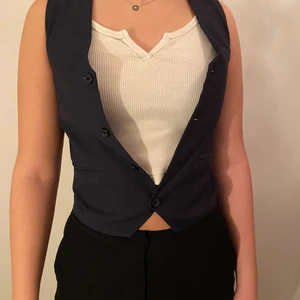 Marinblå väst - ett vintage marinblå väst. skit snygg men sitter lite tajt på mig som har storlek S. köp för 100 kr + 66 kr frakt:)