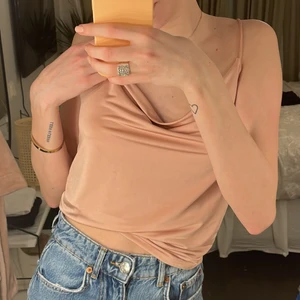 Linne - Super fint satin liknande linne med korsad rygg från nakd i en puderrosa färg. Använd 1 gång 💖