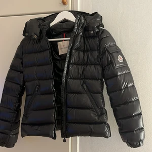 Moncler jacka  - Säljer nu min superfina moncler jacka. Hör av er privat vid intresse för mer information och bilder. 💕