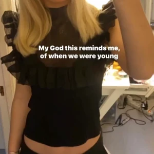 Zara topp - Lånad bild från en tjej på insta , svart volang tröja från zara , helt slutsåld tror nypris var 200 elled 250 ❤️‍🔥 storlek m men passar mig som är xs ❤️‍🔥