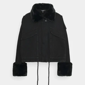 Missguided jeans jacka med päls - Säljer nu min älskade jeans jacka med päls från miss guided då den Tyvär inte kommer till användning längre, den är numera slutsåld❤️❤️ HÖGSTA BUD: 550kr❤️ buda eller köp direkt för 650