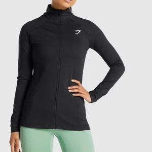 Träningsjacka  - Tröja/jacka från Gymshark i storlek S. Modellen bär storlek S. Aldrig använda.