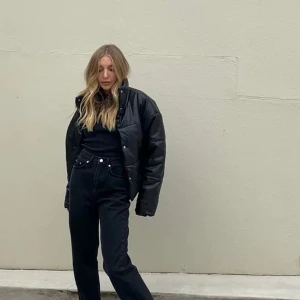 VIDA NA-KD JEANS  - Säljer min na-kd jeans då dem aldrig kommer till användning. Använda 2 gr och mycket bra skick. Har klippt dem själv så dem ska passa i längd därför fransiga. Är ca 162. Skriv för fler bilder. 💓