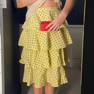 Baum uns pferdgarten kjol - Superfin gul volangkjol med svarta prickar från märket Baum und Pferdgarten. Använt endast två gånger. 🌼