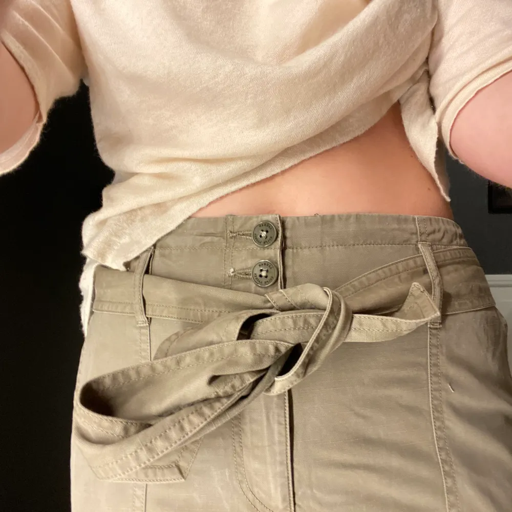 Gröna cargobyxor från Ralph Lauren med tillhörande skärp. Notera att byxorna är lite för små så därför sitter de lite konstigt på mig. Frakt ingår☺️. Jeans & Byxor.