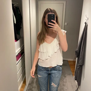 Volangtopp - Vit somrig Volangtopp från Mango, endast använd en gång💗