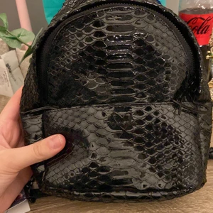 Victoria secret väska - Victoria secret väska köpt i solna tror de va runt 800kr, den har 2 fack och är super smidig om man ska ha något snacks eller bara ska ut. Svart och skinn material, säljer då jag köpte en ny skin väska 