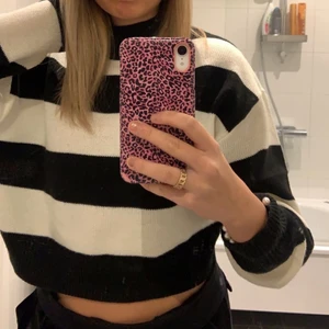 Stickad tröja - Säljer en så fin stickad tröja ifrån Hm. Svart och vit randig. Den är så mjuk och sticks inte alls i materialet.💕💕