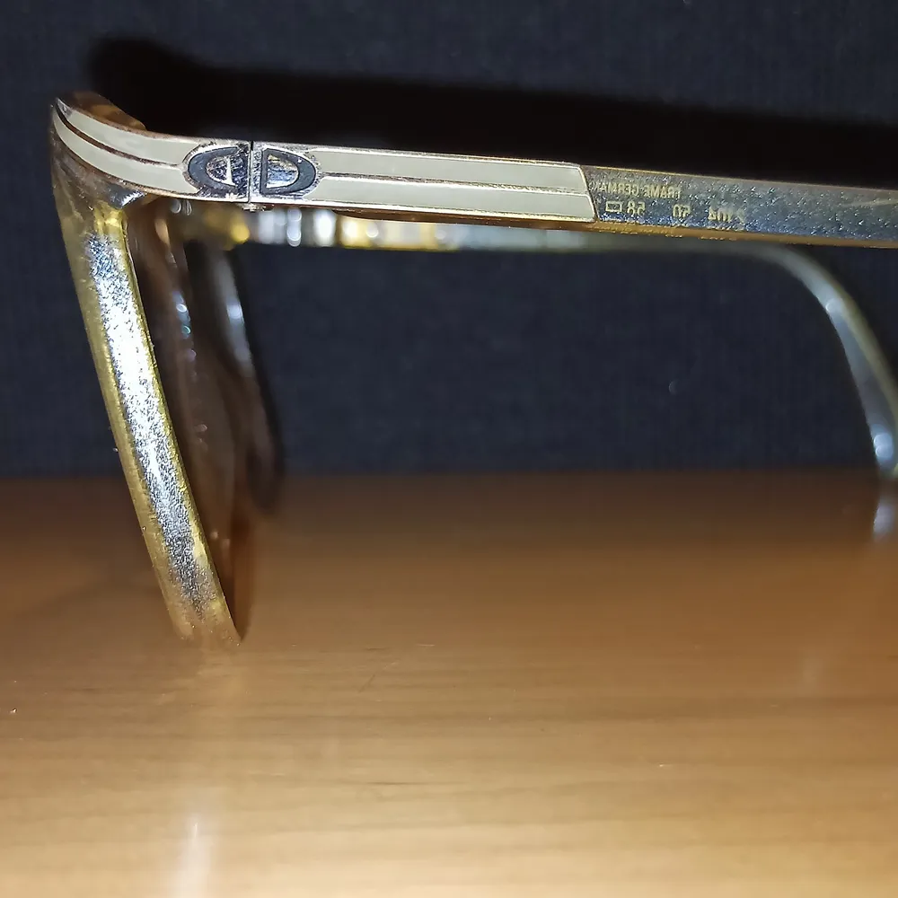 Vintage Christian Dior glasögon. Bågarna är i gott skick. Glas med okänd styrka sitter i men dessa går fint att byta ut till antingen egen styrka eller solglas hos optiker.. Accessoarer.