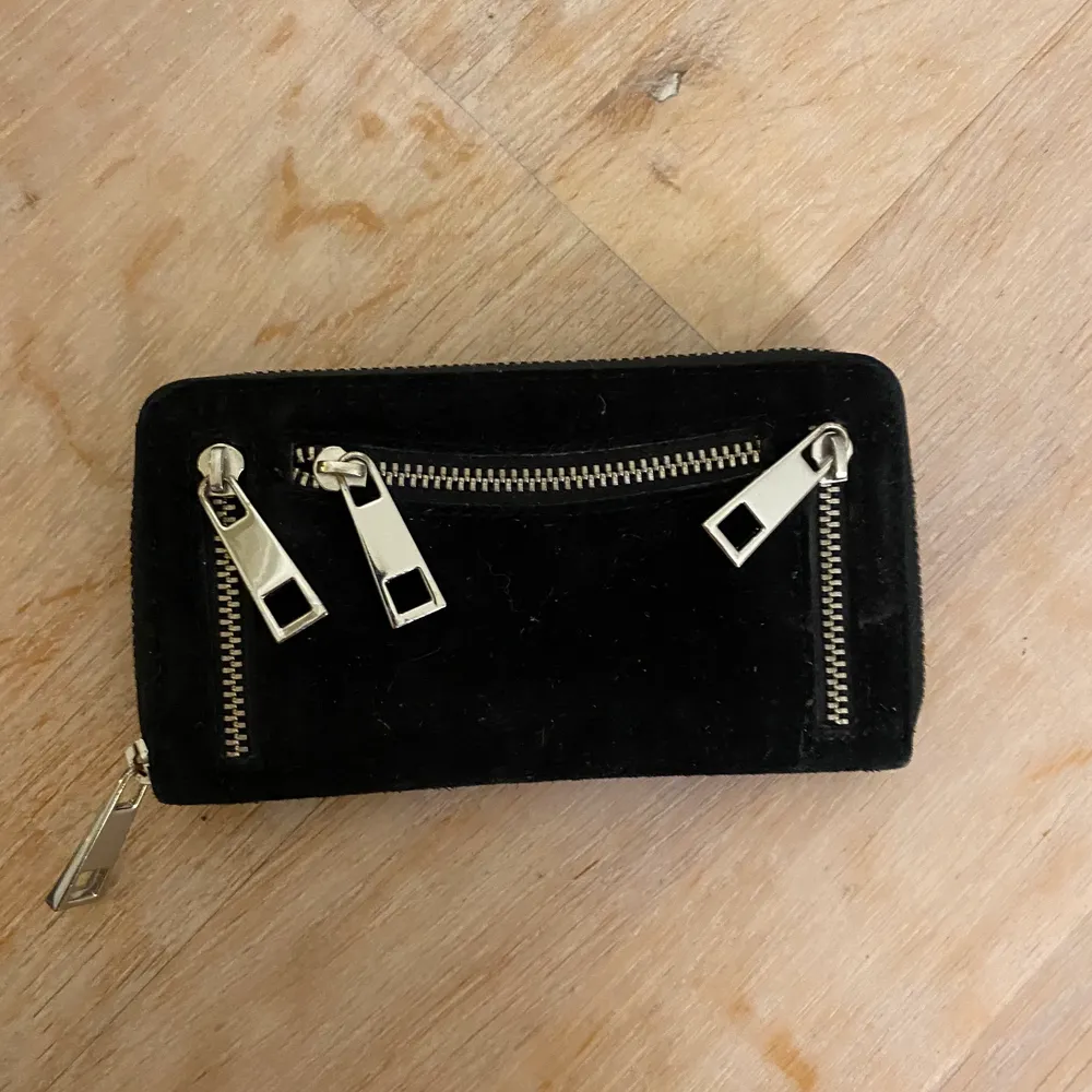 En så fin nunoo plånbok som är i fint skick🦋🦋. Övrigt.
