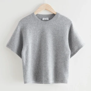 Other stories grå wool blend t shirt  - Grå t shirt från and other stories i wool blend i strl small. Köpt för ca två månader sedan för 690 kronor. Använd ungefär tre gånger. Skriv för fler bilder och/eller passform! 🥰